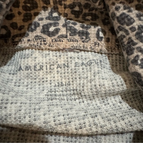 American Eagle Leopard Animal Print Turtleneck Waffle Knit Sweater Women’s Large - Picture 3 of 4